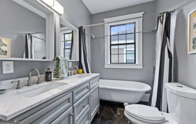 Building Photo - 657 E Henry St