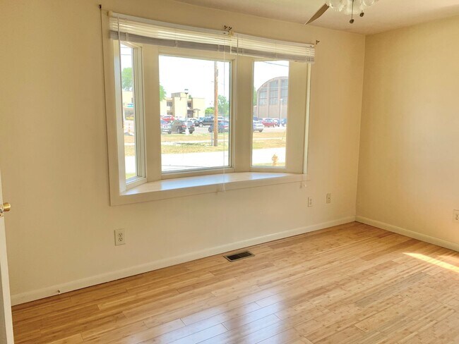 Building Photo - 215 W Lorain St