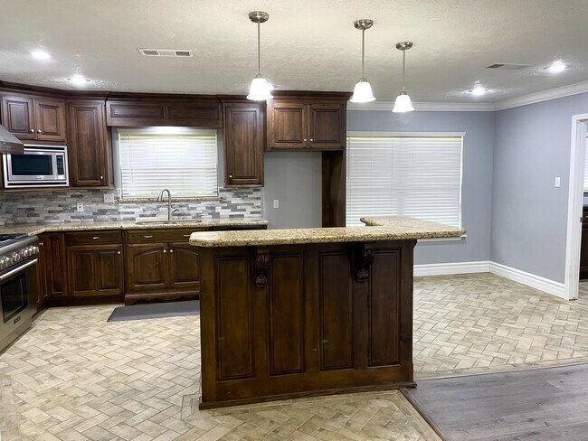 Building Photo - 1365 Wisteria St
