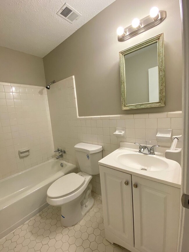 Building Photo - 3 bedroom 2 bathroom near Sycamore View an...