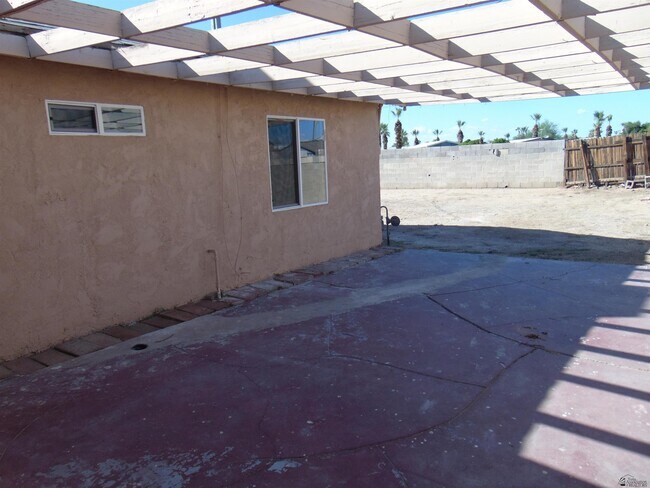 Building Photo - 2070 E La Mesa St
