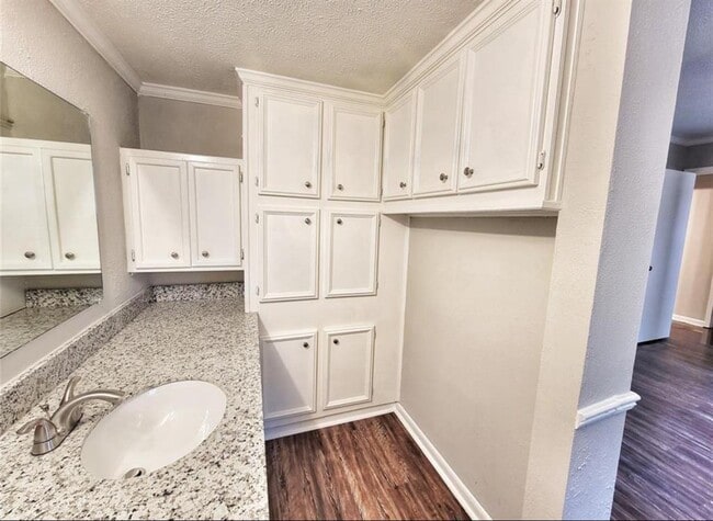 Building Photo - 612 Littlewood