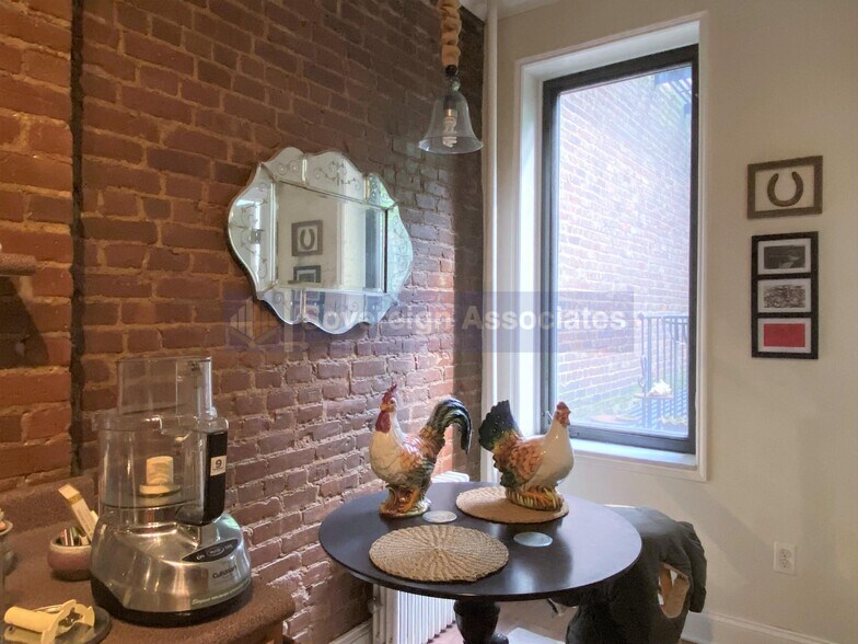 Building Photo - 516 E 84th St