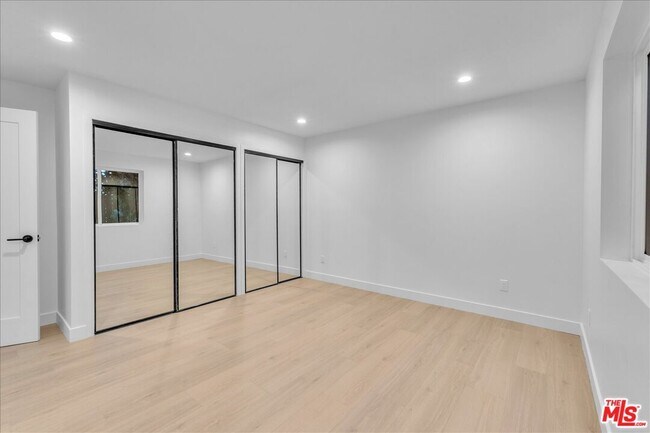 Building Photo - 6913 Encino Ave