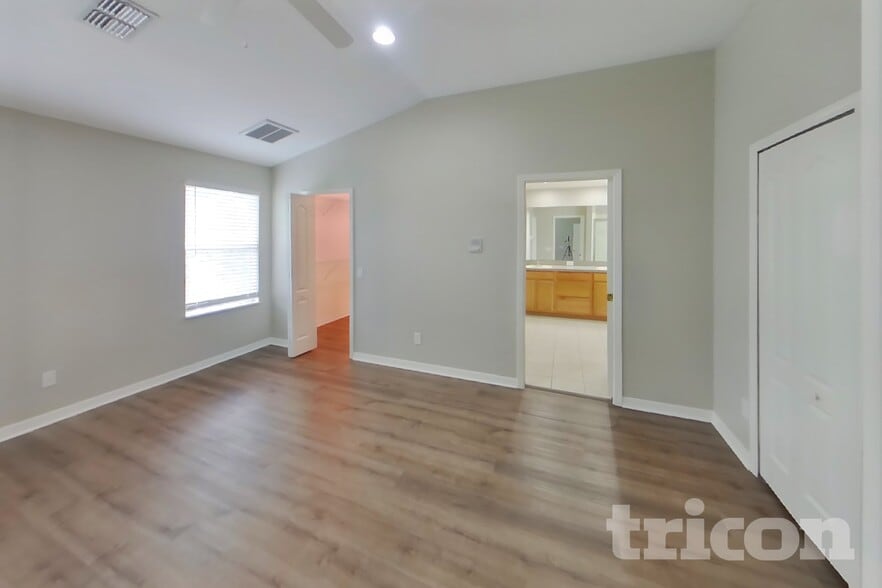 Building Photo - 16651 Midsummer Ln