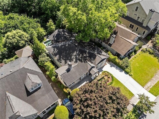 Building Photo - 663 Yorkshire Rd NE