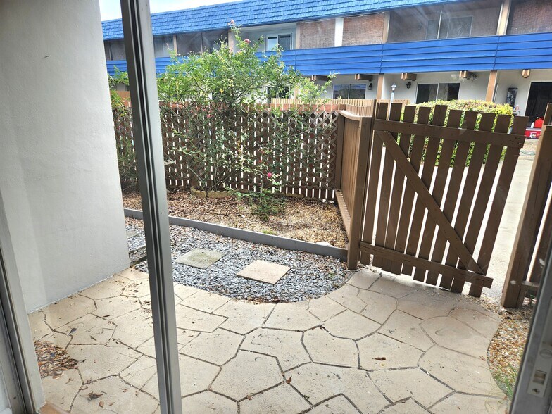 Building Photo - 2521 Country Club Dr