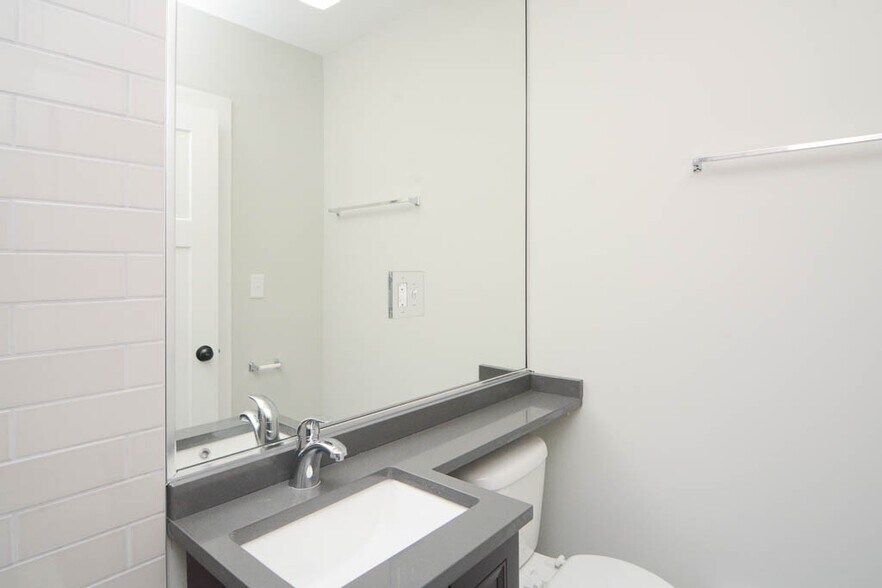 Building Photo - 533 W Belden Ave