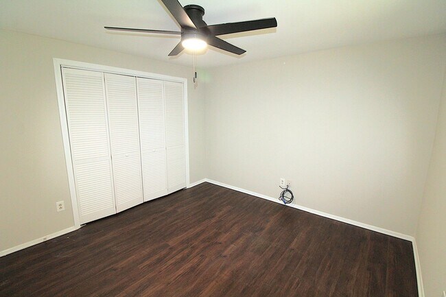 Building Photo - Charming 2 Bedroom, 1 Bath Home on Quiet C...