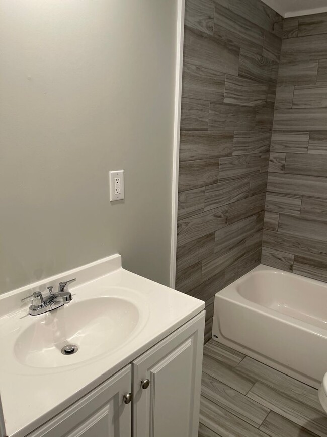 Building Photo - 2 bed, 1 bath house-Pet Friendly!