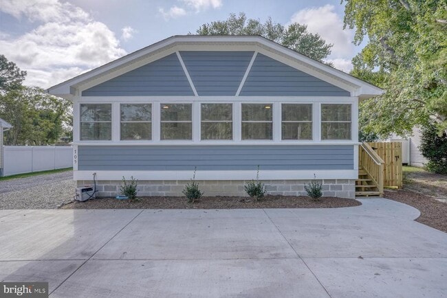 Building Photo - 705 Country Club Rd