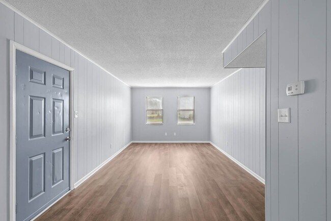 Building Photo - 107 Ravenwood Dr