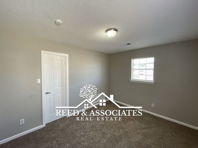Building Photo - 4686 Royal View Dr