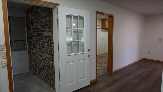 Building Photo - 107 N Elm Springs Rd