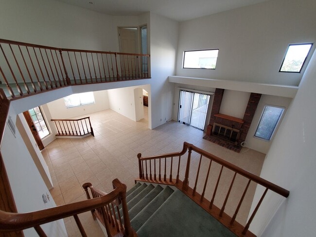 Building Photo - Beautiful Woodbridge/Lakeside Home for Lease!