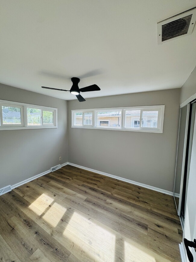 Building Photo - Your ideal home in Gary!