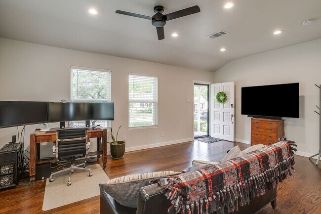 Building Photo - Pristine 2 Bed, 1 Bath Home for Rent in the Cultural District- 76107