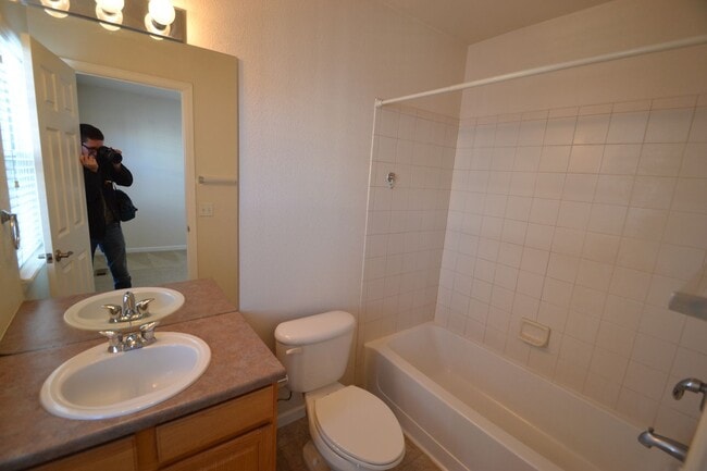 Building Photo - Downtown Townhome 2 Beds 3 Bath with AC