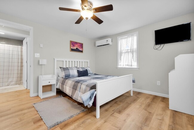 Building Photo - Fully Furnished Bright & Comfortable 1-Bedroom Cottage Available for Rent