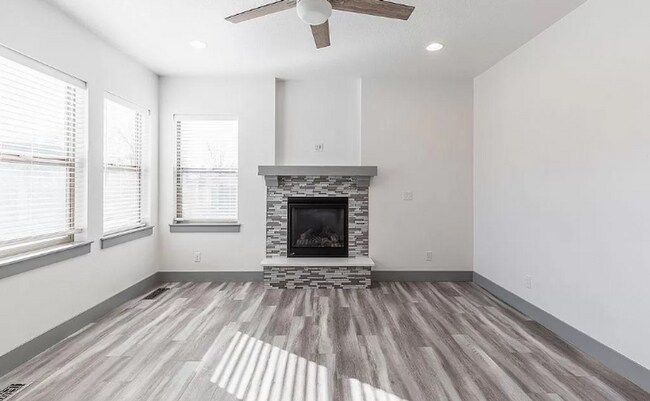 Building Photo - Perfect location 3 bed 2.5 bath Townhouse.