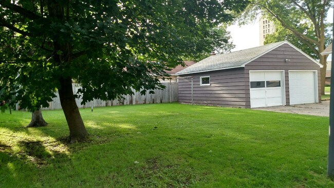 Building Photo - 609 E Kimberly Ave