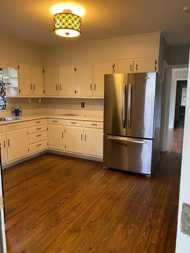 Building Photo - City of Gainesville, cozy brick ranch avl. 4/25