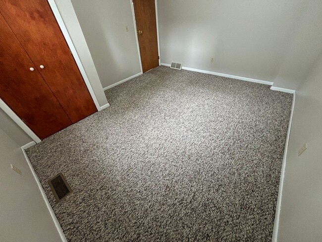 Building Photo - Spacious Home in Gaylord