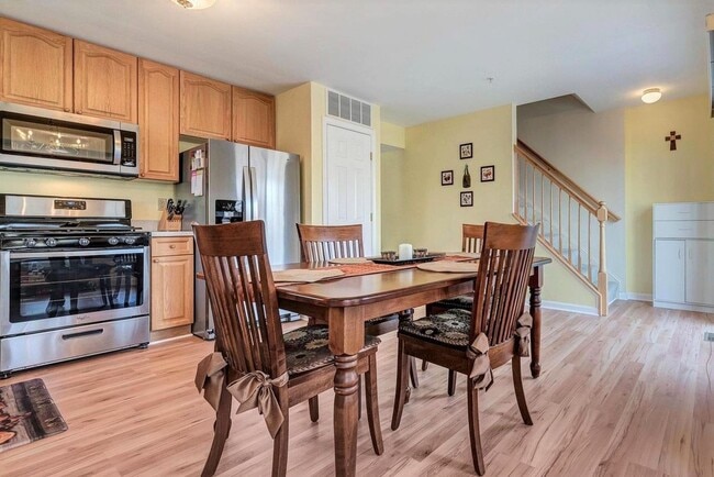 Building Photo - Extremely well maintained END UNIT townhou...