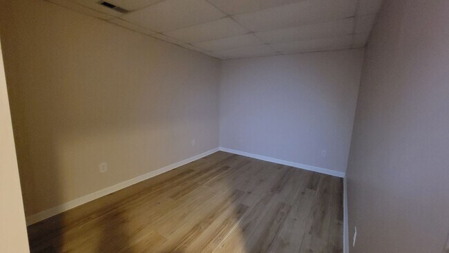 Building Photo - Fabulous 3 bedroom 3 bath walk- out ranch