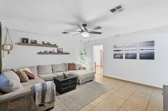 Building Photo - 8021 E Oak St