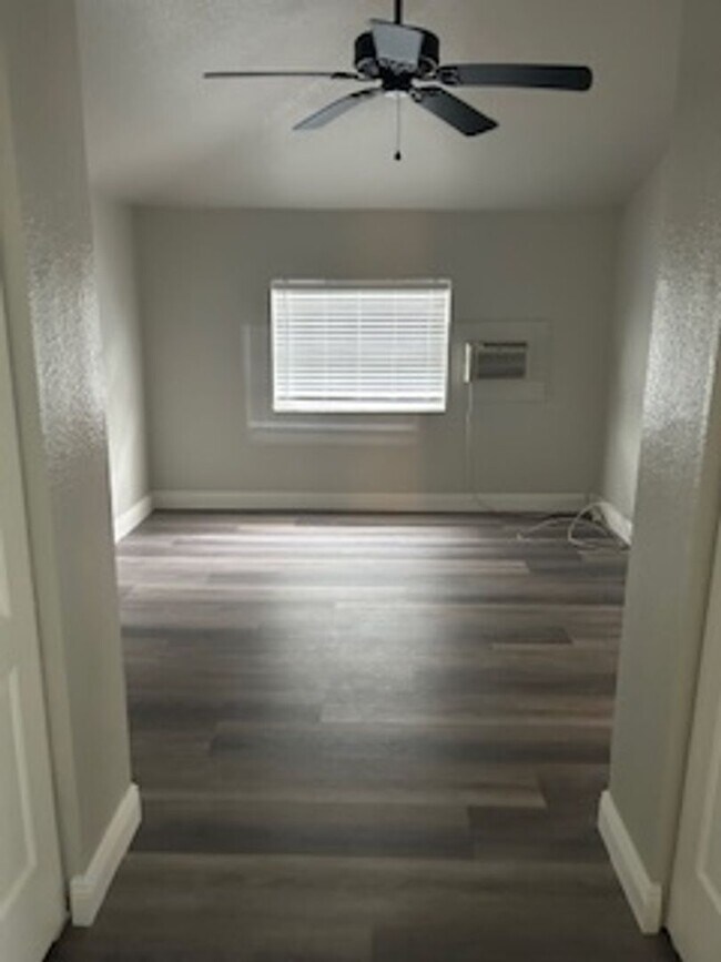Building Photo - 3 bdrm/2 bath home available immediately!