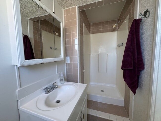 Building Photo - 4BR plus Bonus Room, 4 BA incls  Fully Furnished Casita, Garage, Colorado River!!