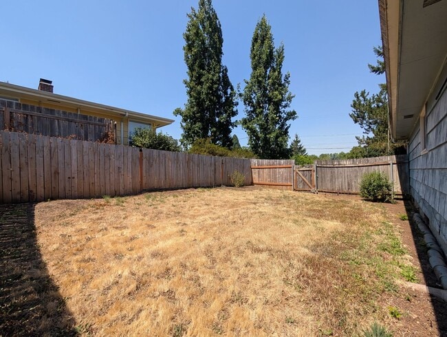 Building Photo - 690 E 39th Ave