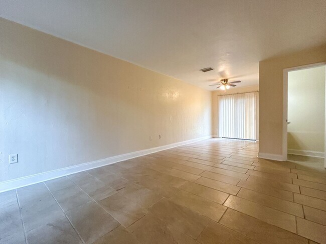 Building Photo - Beautiful 2/1.5 Townhome in Cedar Ridge-717A