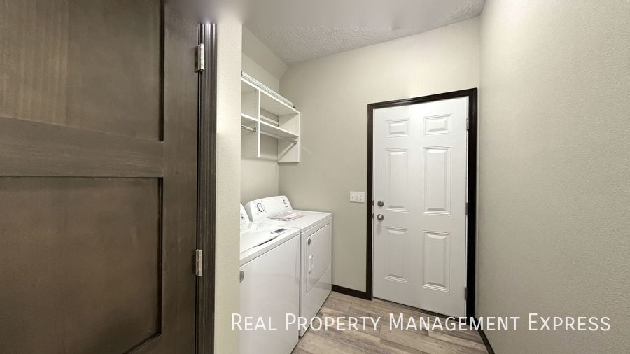 Building Photo - 3-Bed, 2-Bath Townhome: Modern, Spacious, Convenient