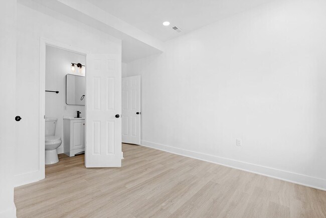 Building Photo - GORGEOUS end unit in Baltimore! 3 Bedrooms 3 Bathrooms Plus a Rec Room!