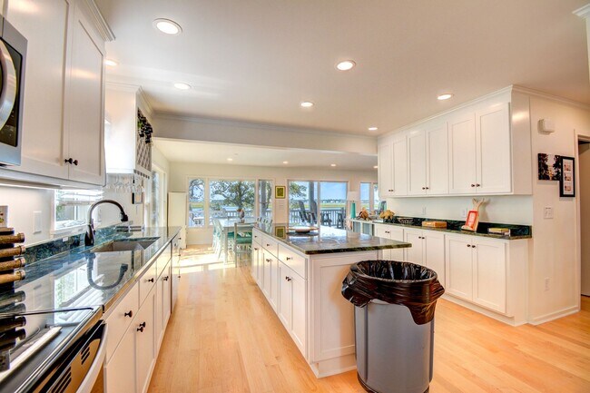 Building Photo - Seasonal Rental: Total Relaxation with Sou...