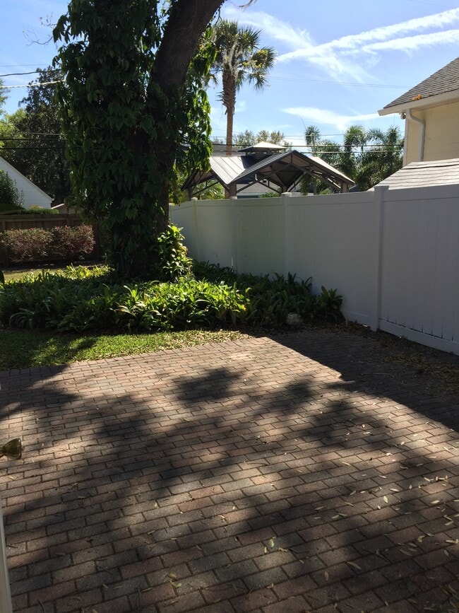 Building Photo - 612 Stetson St