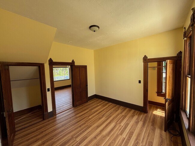 Building Photo - Charming Historic 4-bd Home for Rent – Ful...