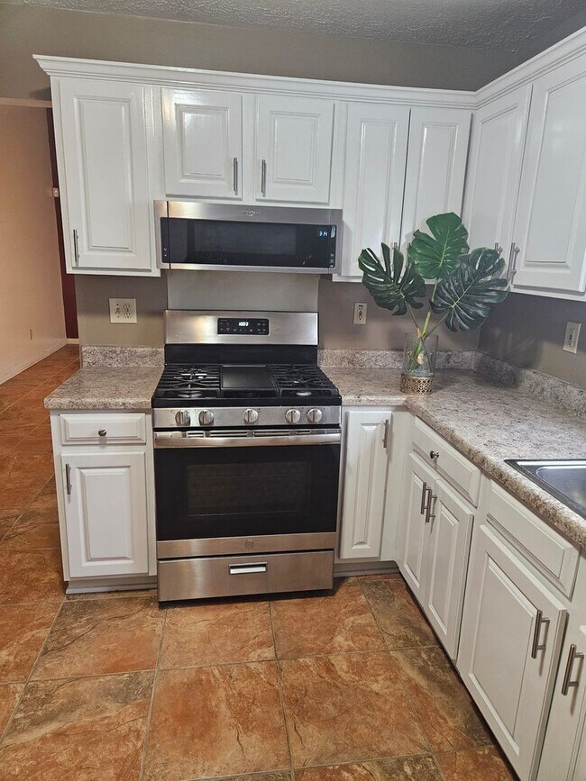 Building Photo - Spacious 3 Bedroom 2.5 Bath Home