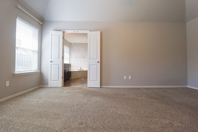 Building Photo - Spacious 3 Bedroom / 2 Bathroom with Modern Upgrade