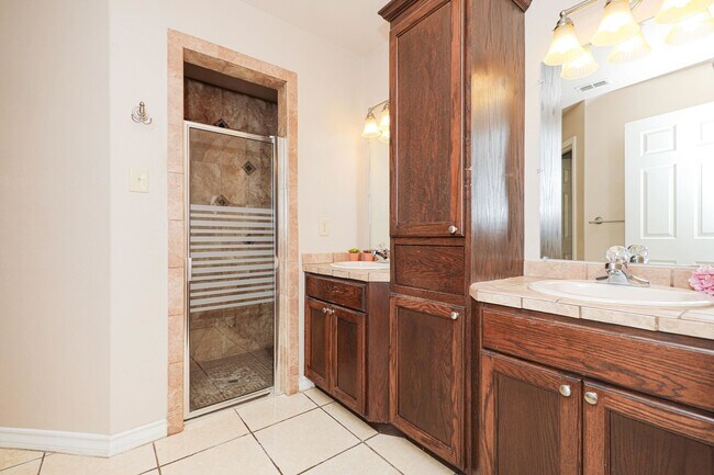 Building Photo - 402 Cayman Ct