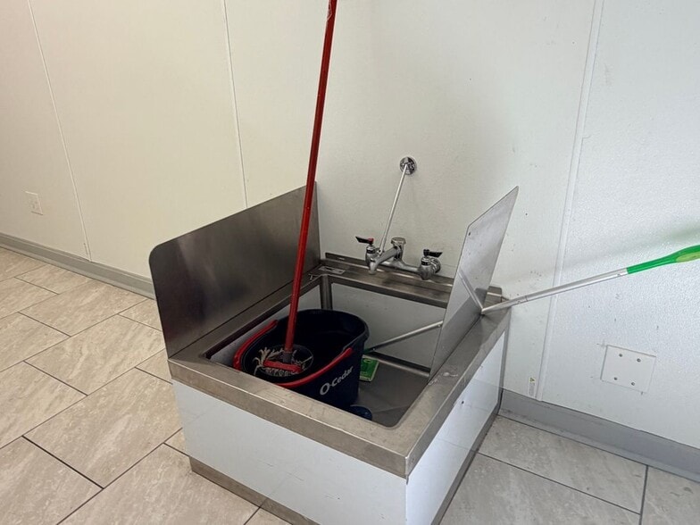 Building Photo - 962 Atwells Ave