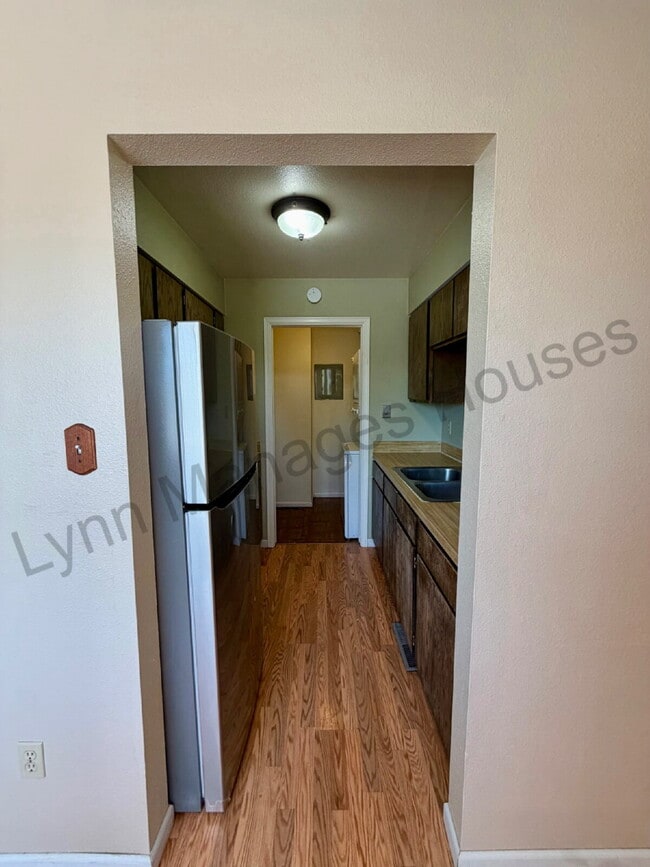 Building Photo - One Bedroom - Awesome Location!