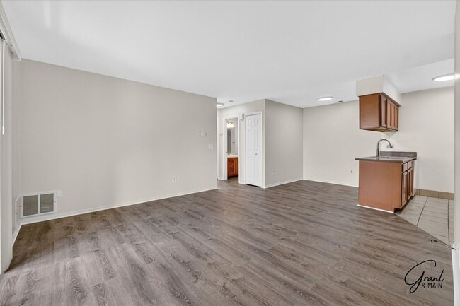 Building Photo - $1395 2 bedroom ground floor condo