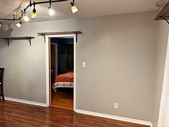 Building Photo - 405 Vaughn St