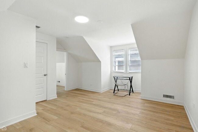 Building Photo - 1024 S Ridgeland Ave