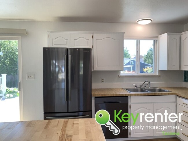 Building Photo - Renovated Rambler in Steilacoom Oasis
