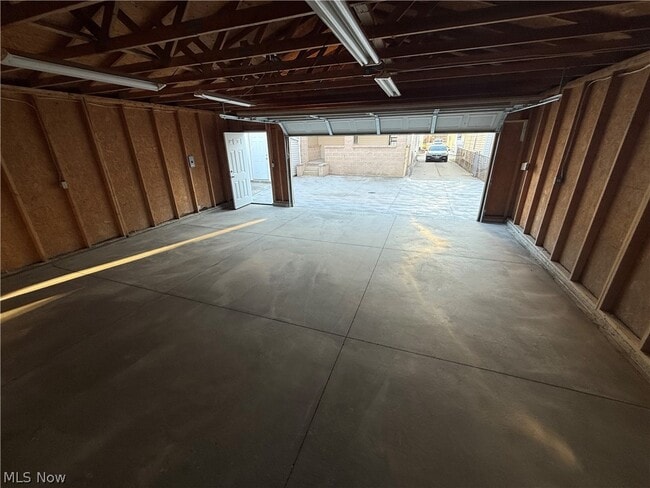 Building Photo - 1330 W 67th St