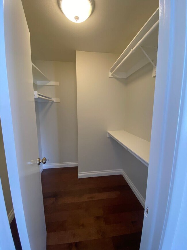 Building Photo - 1 bed, 1 bath Sycamore Villas Condo